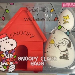 Peanuts Wet n Wild Limited Edition Makeup Snoopy Claus Haus Sponge and Case Set